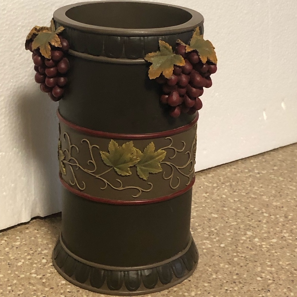 Artisan Flair Inc. "Grande Vineyard" Collection
Resin Grape Crock Wine Holder